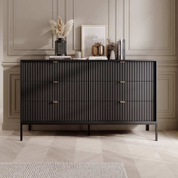 NOWOCZESNA KOMODA RYFLOWANA LAMELO LA8 CZARNY - W ARANŻACJI